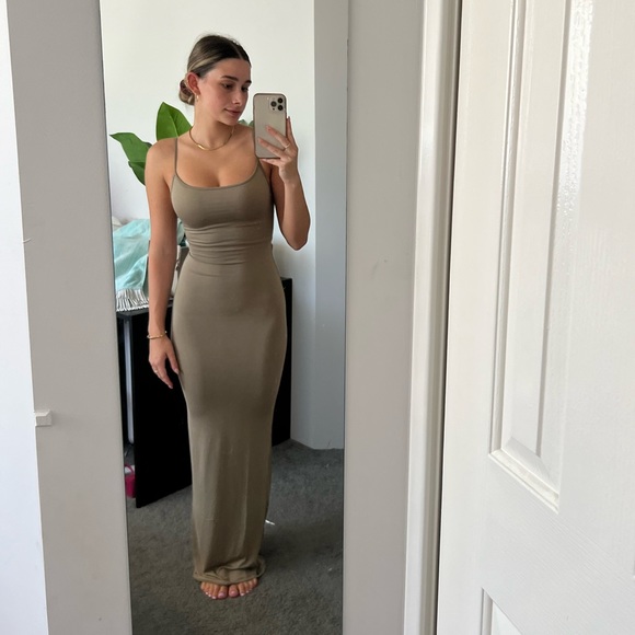 SKIMS LOW CUT BACK DRESS SMOOTH LOUNGE KHAKI SIZE XXS - Picture 3 of 4